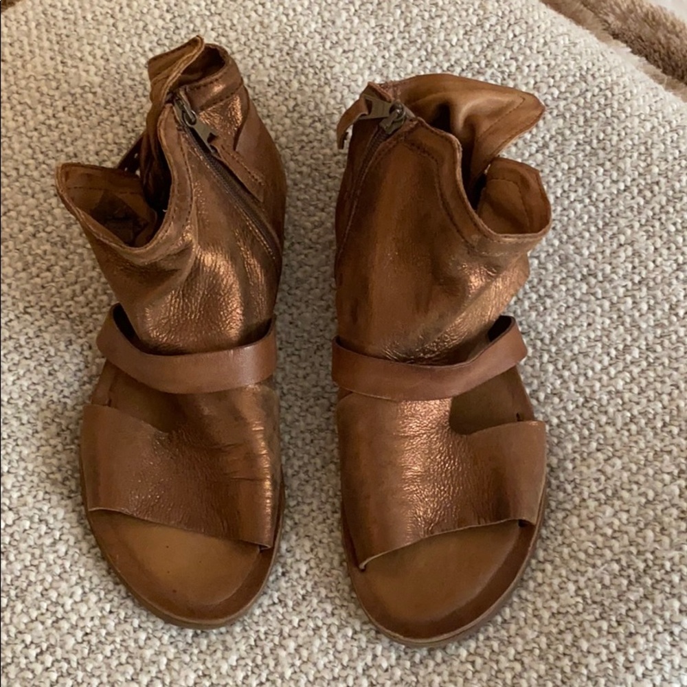 Miz Mooz cute brown sandals